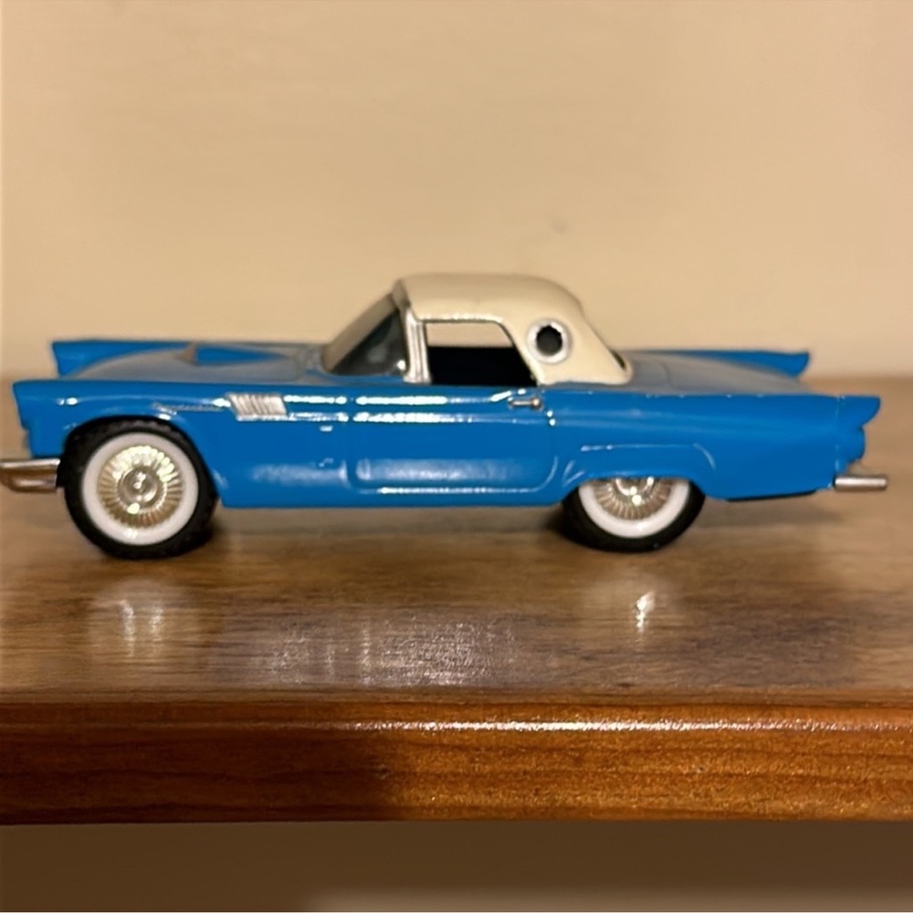ERTL Classic Vehicles ‘57 Ford Thunderbird Diecast Car